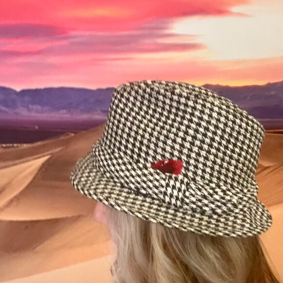 Vintage Larchmont Houndstooth Wool Fedora Hat w/ Red Feather – Size 7 - Picture 2 of 5